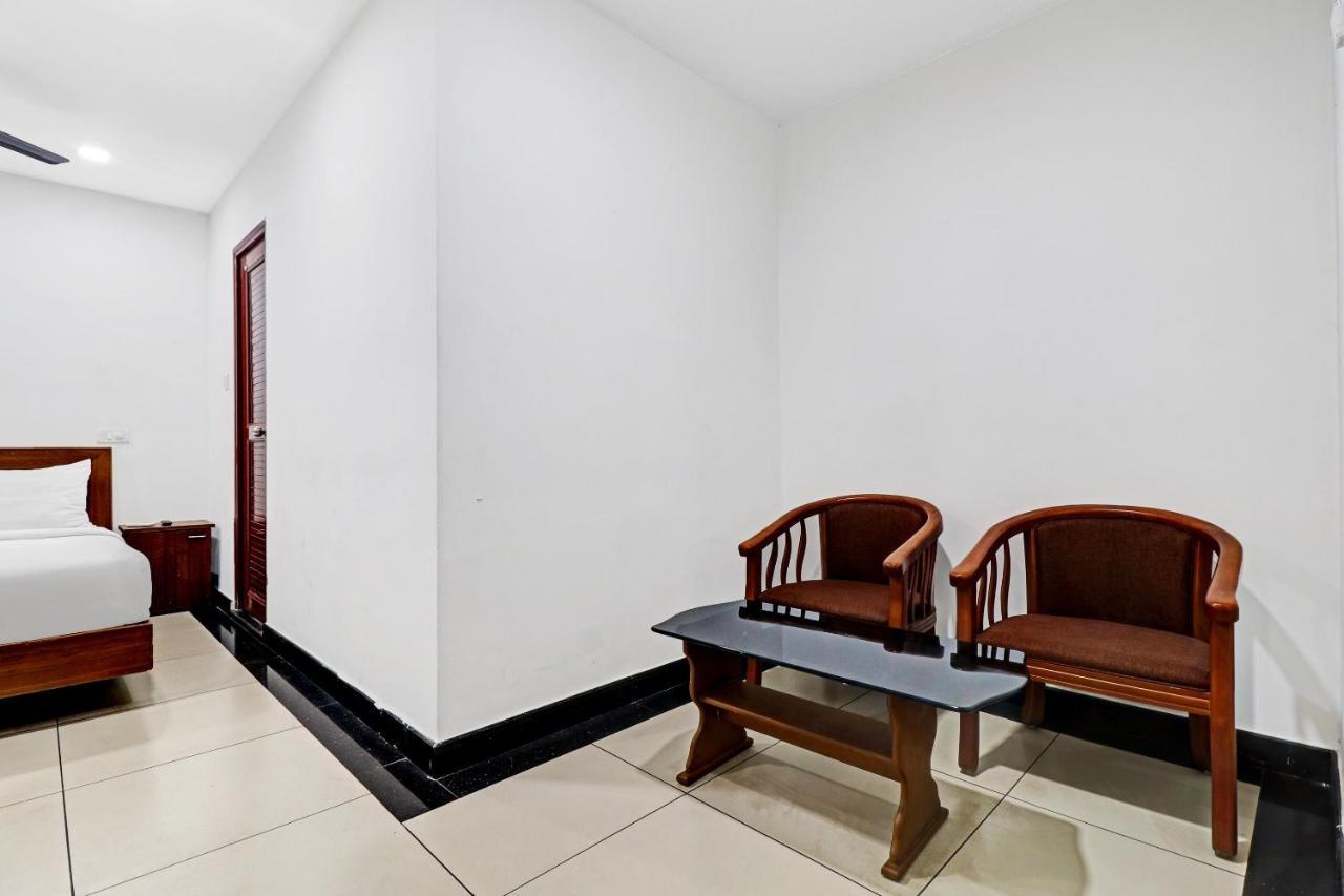 Oyo Townhouse 595 Majestic Inn Kochi Esterno foto