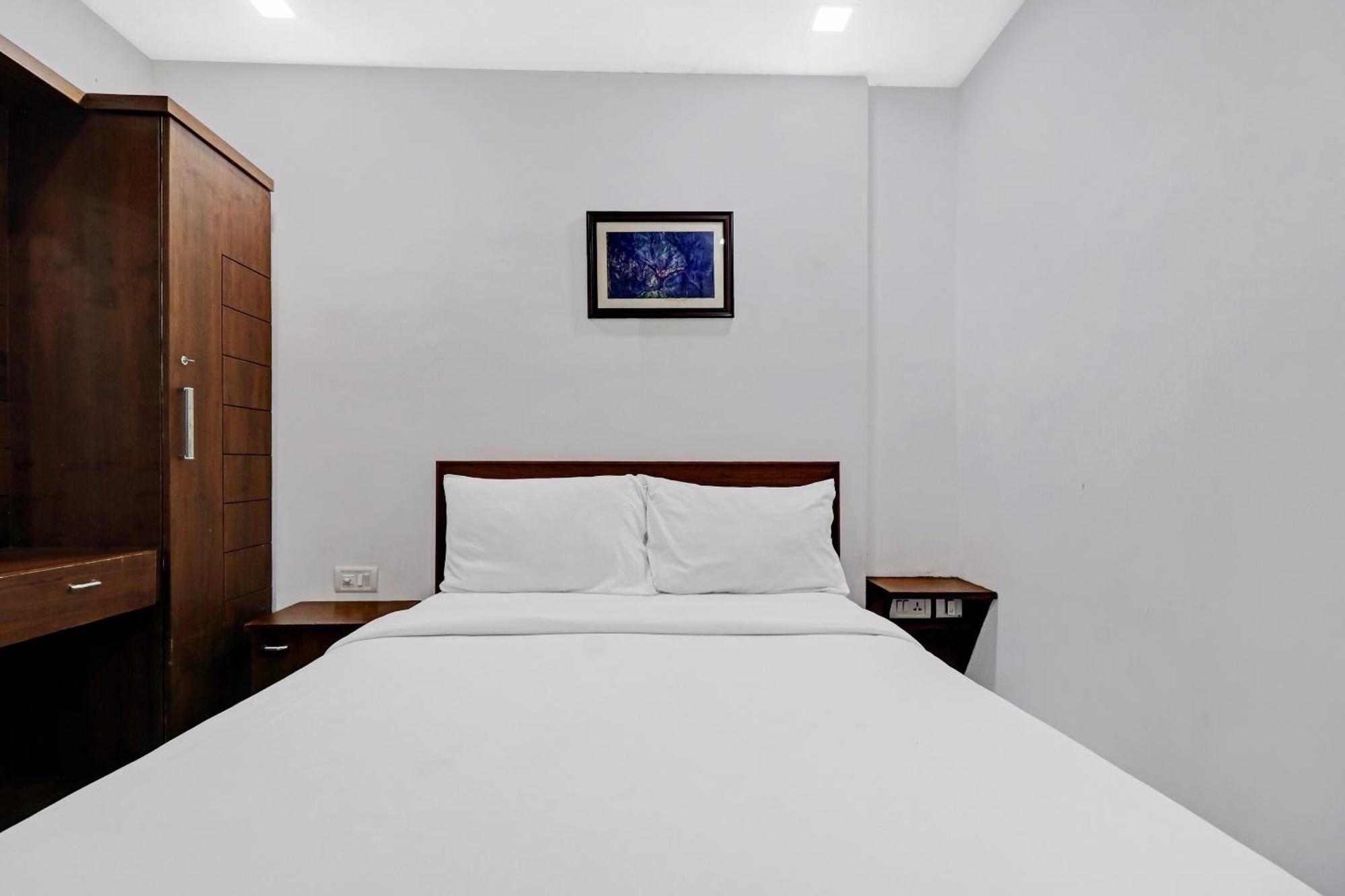 Oyo Townhouse 595 Majestic Inn Kochi Esterno foto