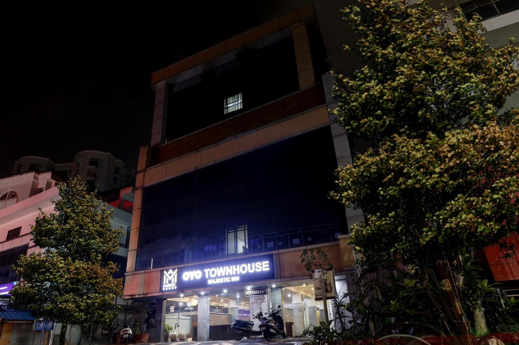Oyo Townhouse 595 Majestic Inn Kochi Esterno foto