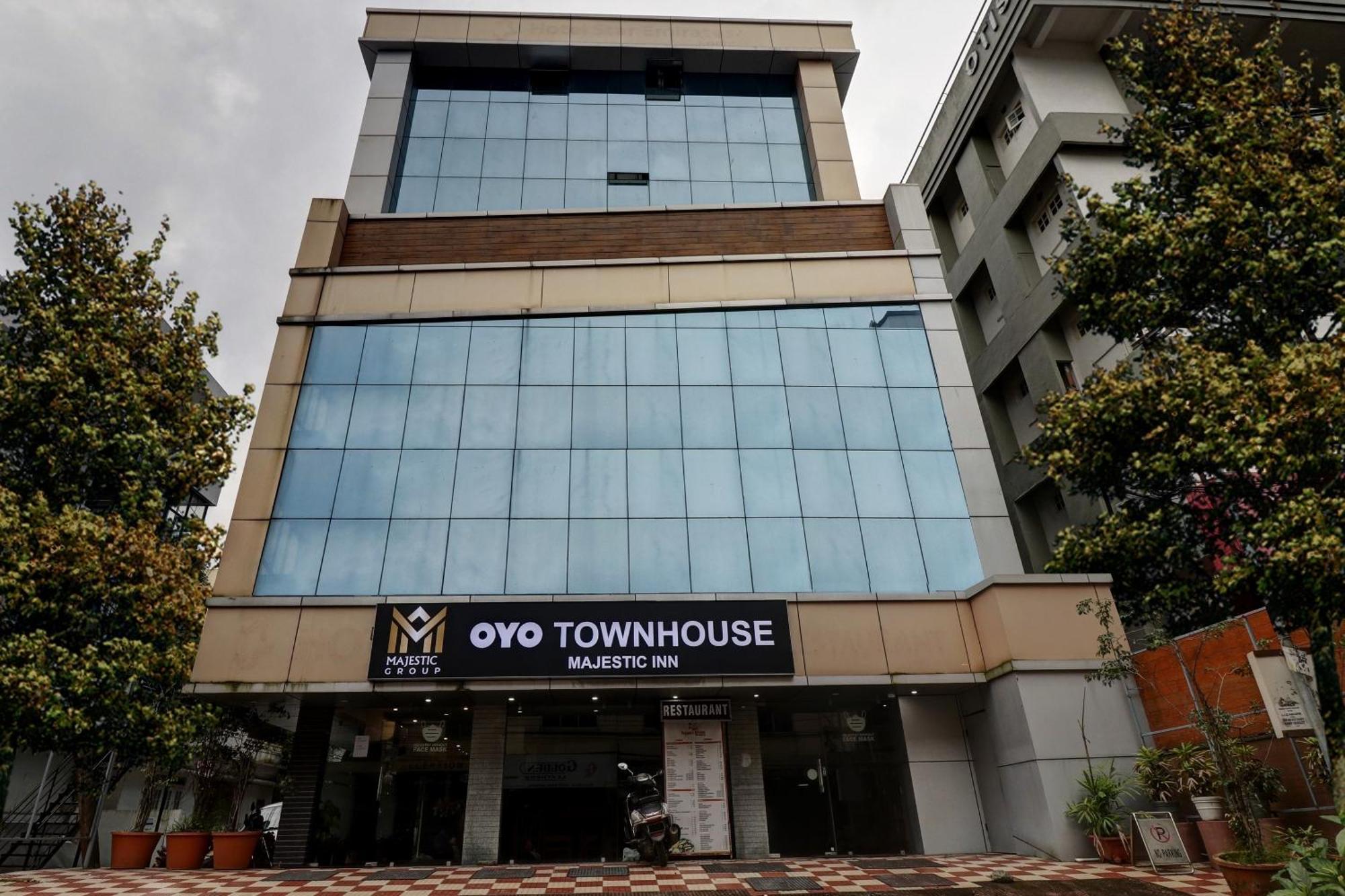 Oyo Townhouse 595 Majestic Inn Kochi Esterno foto